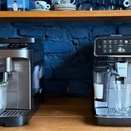 Dwa ekspresy do kawy: DeLonghi Magnifica i Philips. Oba gotowe do przygotowania pysznego napoju.