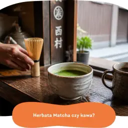 Ręka trzyma bambusową miotełkę do matchy obok miseczki z zieloną herbatą i kubka kawy. Czy matcha pobudza?