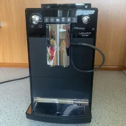 Czarny ekspres do kawy Melitta Latticia OT Series 600. Idealny, jeśli szukasz jaki tani ekspres do kawy, który zrobi pyszną kawę.