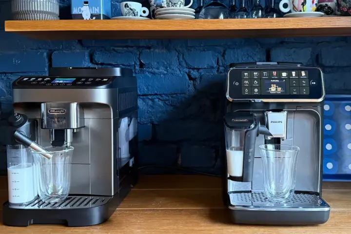 Dwa ekspresy do kawy: DeLonghi Magnifica i Philips. Oba gotowe do przygotowania pysznego napoju.